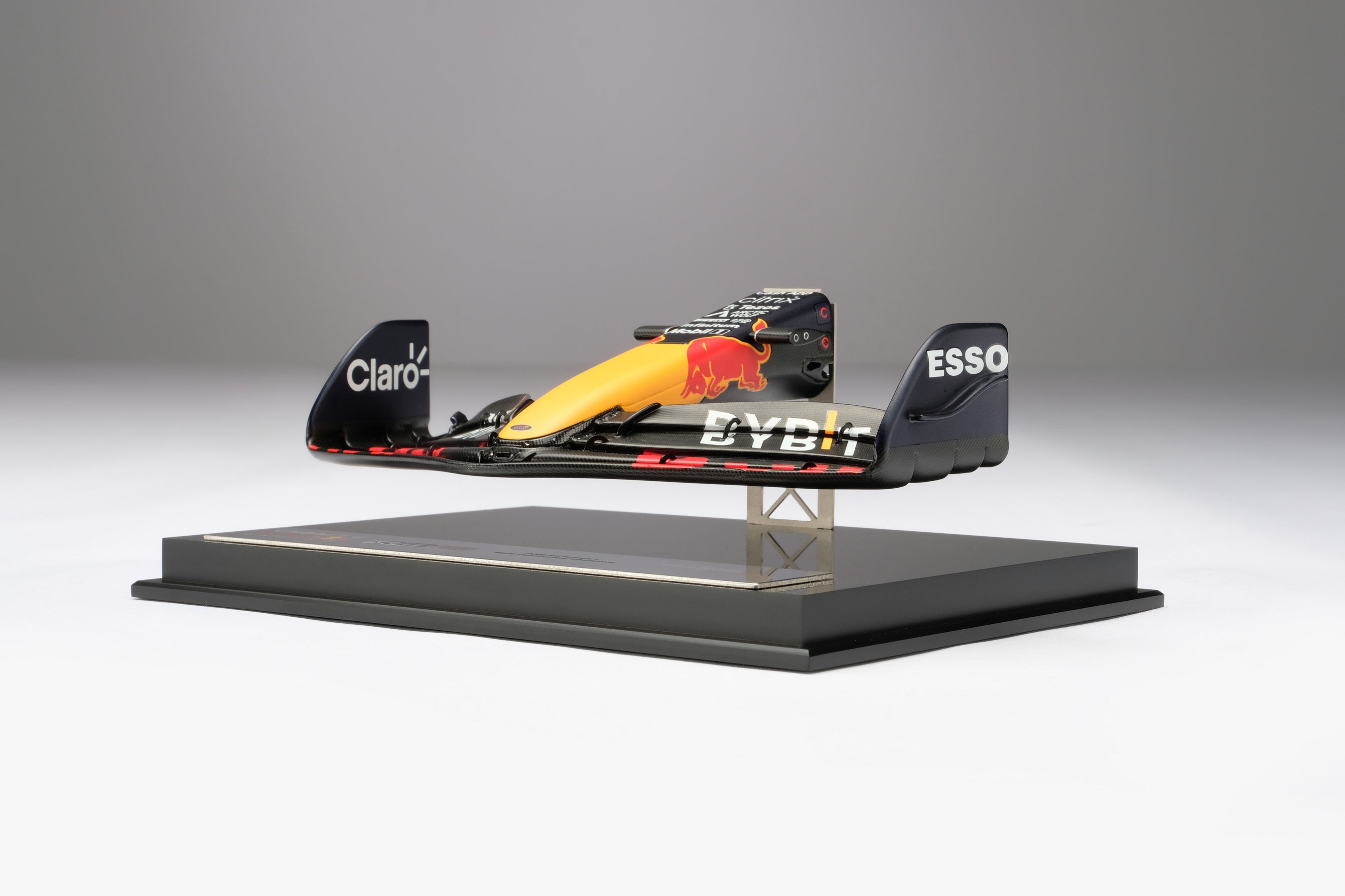 Revealing the Oracle Red Bull Racing RB18 at 1:4 scale – Amalgam Collection