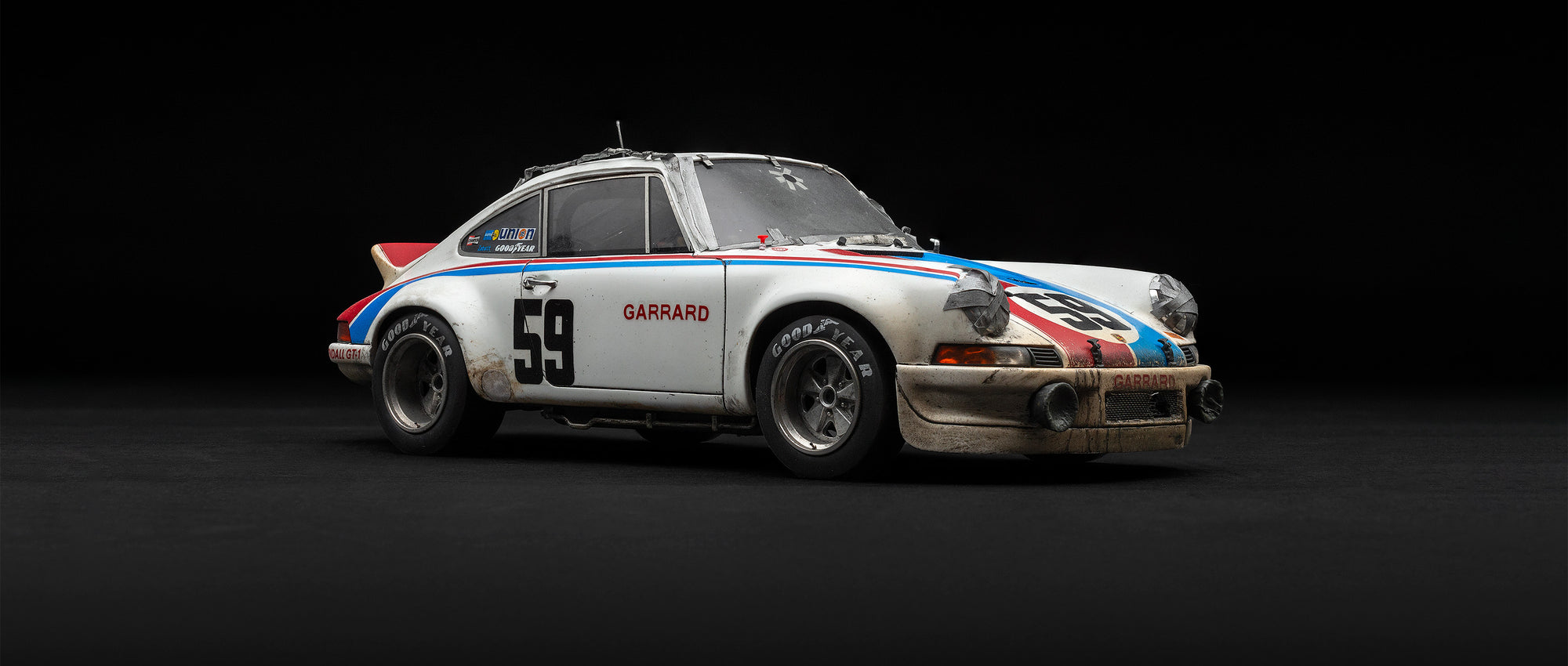 Porsche 911 RSR 2.8 - 1973 Daytona - Decoración de Brumos - Con daños y suciedad de carrera