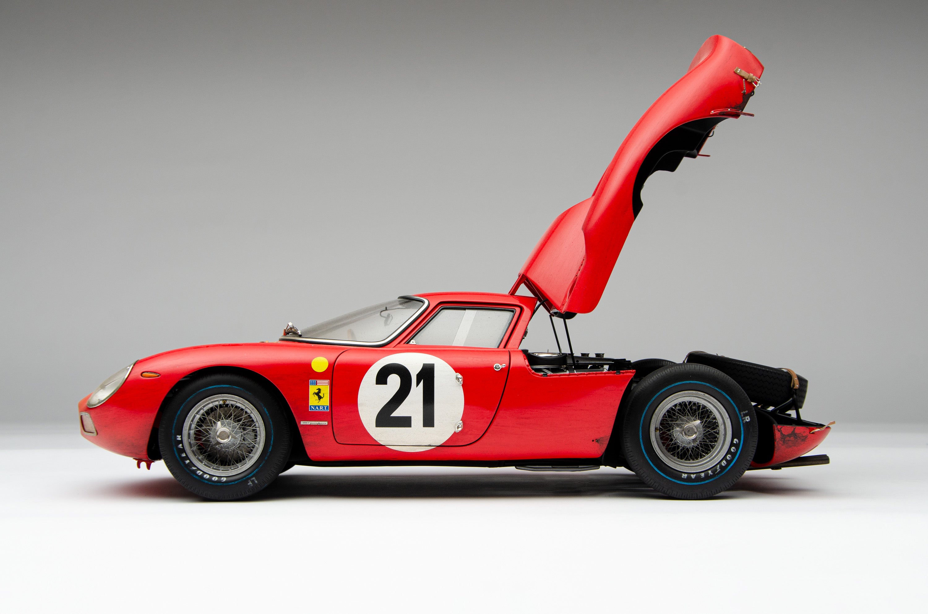 フェラーリ 250 LM - 1965 年ル・マン優勝車 - 風化したレース – Amalgam Collection